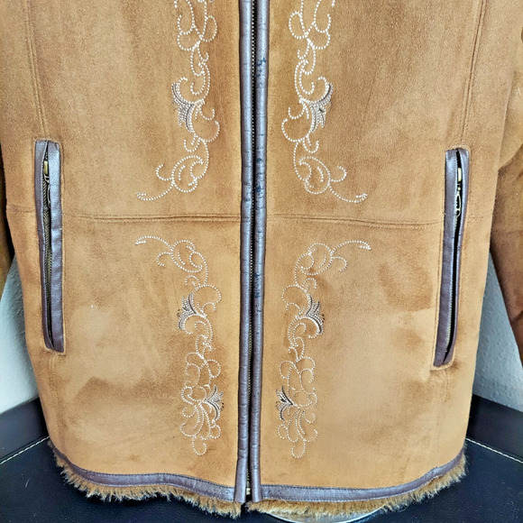 IZZI Women Coat Faux Fur Brown M Full Zip Hip Length Embroidered Boho 90s VTG - Picture 11 of 16